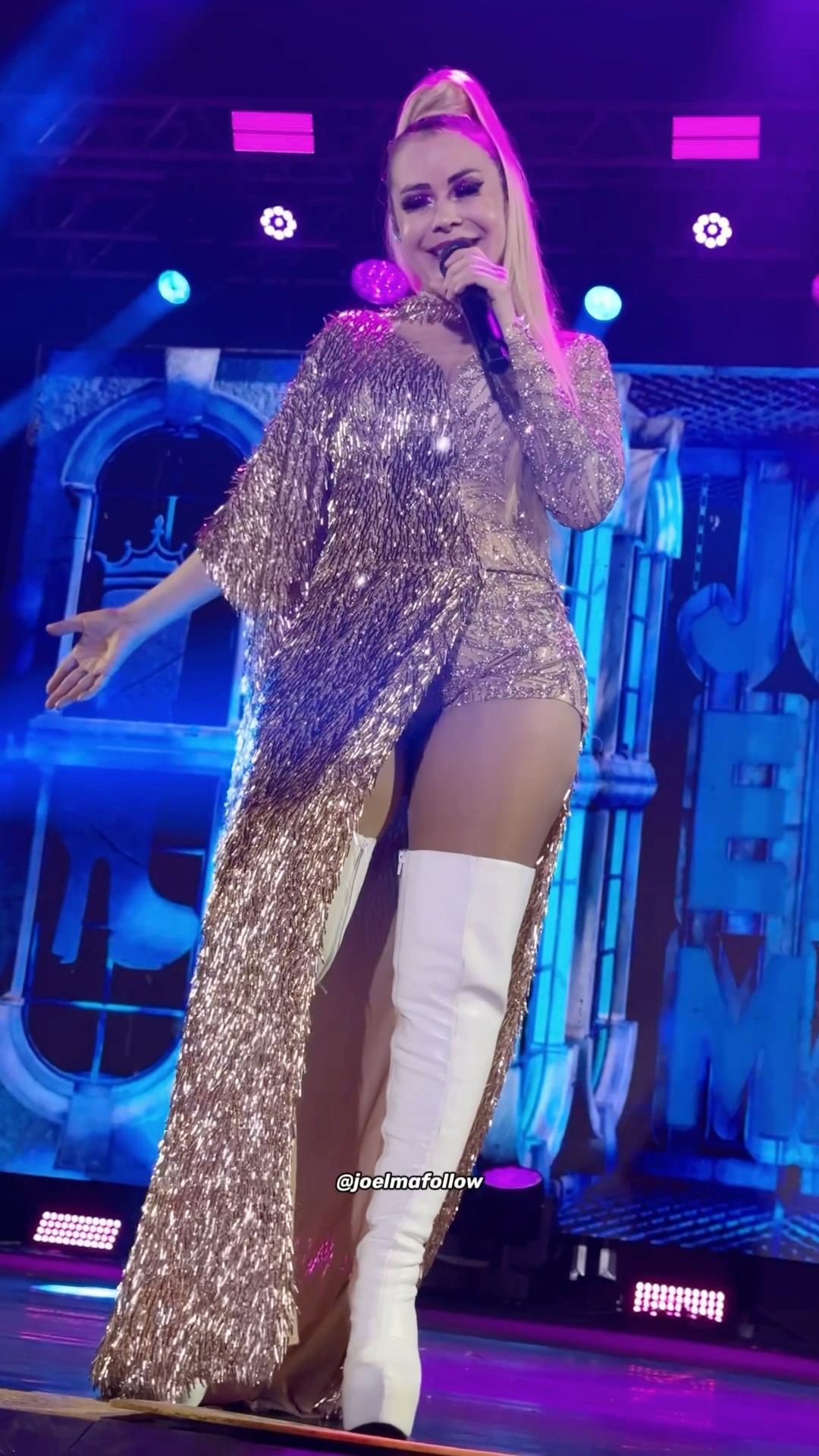 Joelma cantando Perdeu o Trono